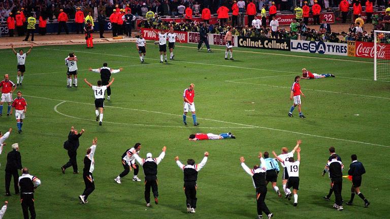 Die deutsche Nationalmannschaft auf dem Platz jubelt, während die tschechischen Spieler enttäuscht sind. 