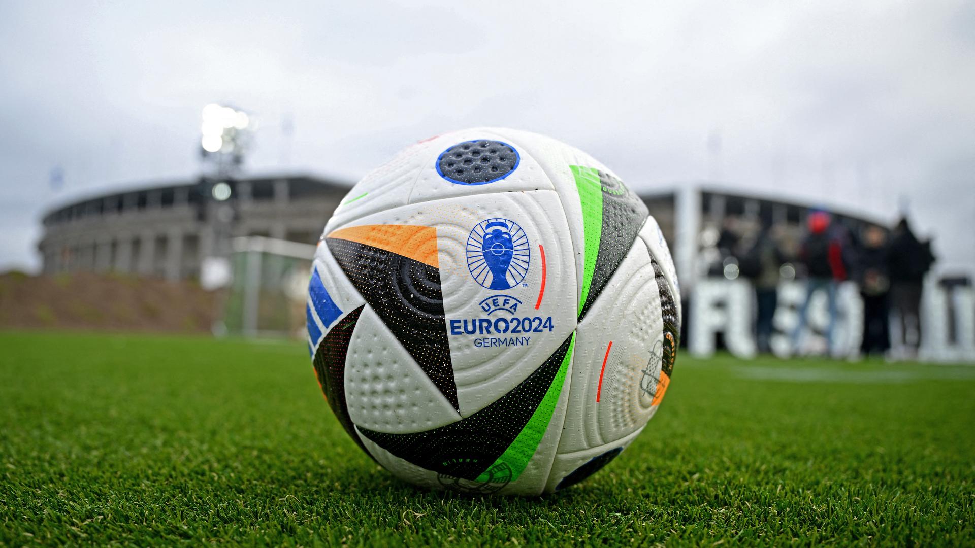 Organisatoren präsentieren den offiziellen Spielball der EM 2024, aufgenommen am 15.11.2023
