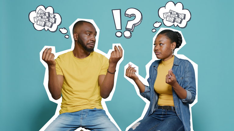 Ein Mann und eine Frau schauen nachdenklich. Gedankenblasen mit Geld.