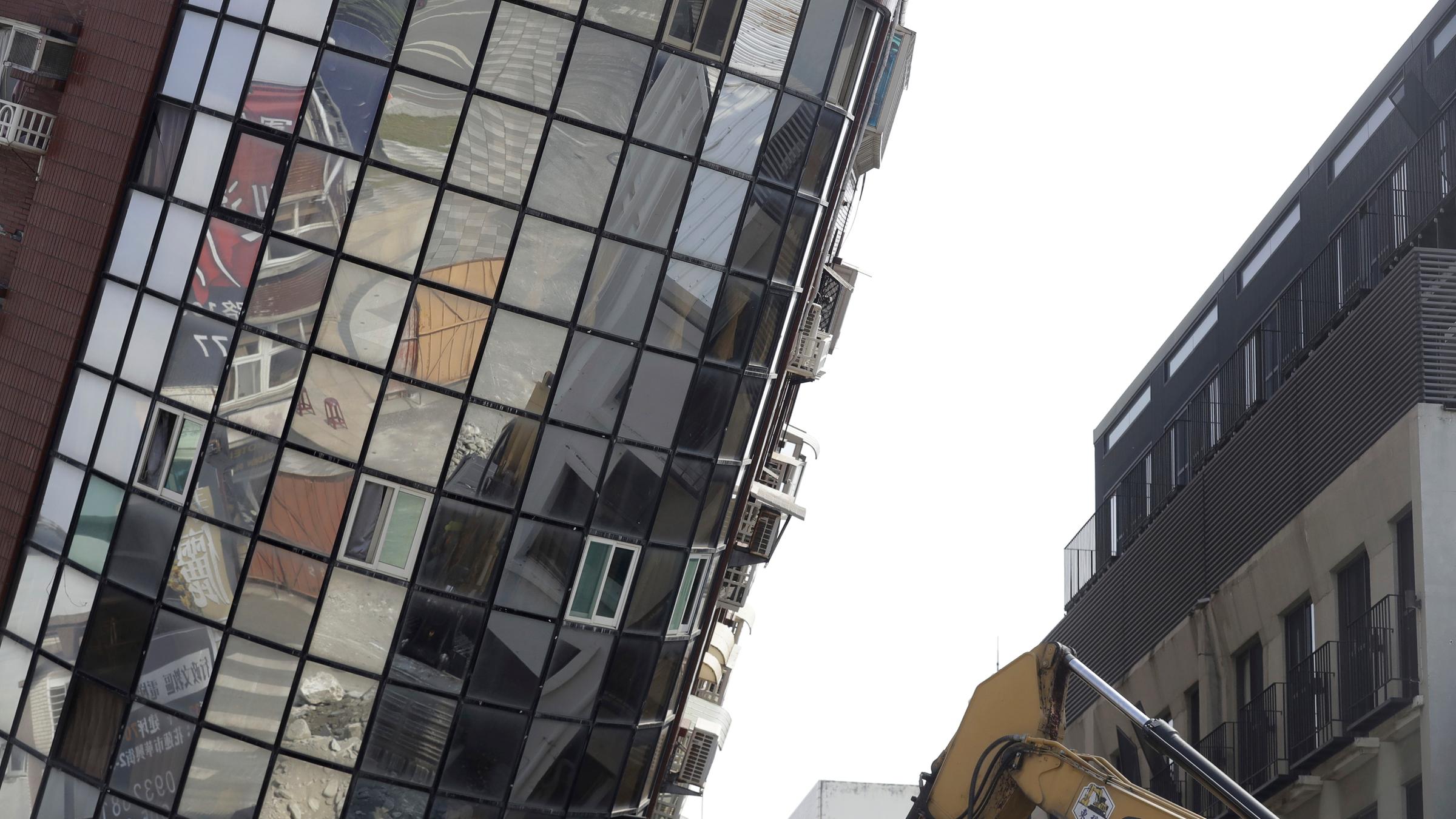 Sehr schiefes Haus in Taiwan nach dem Erdbeben