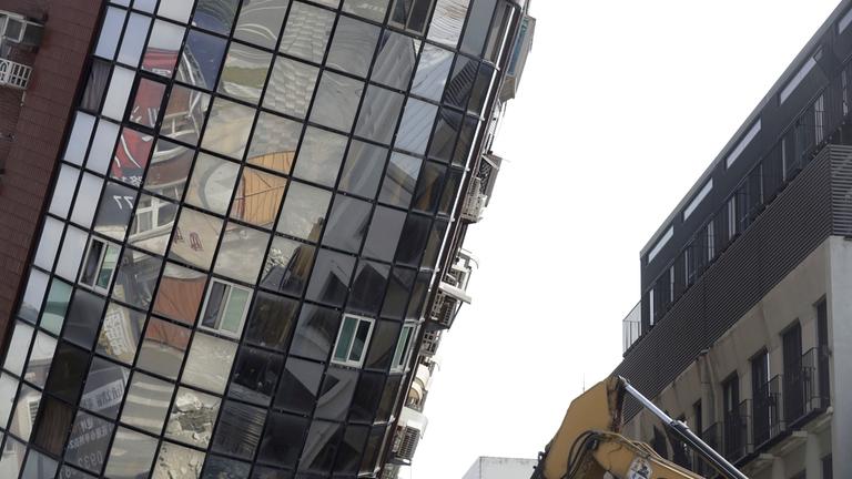 Sehr schiefes Haus in Taiwan nach dem Erdbeben