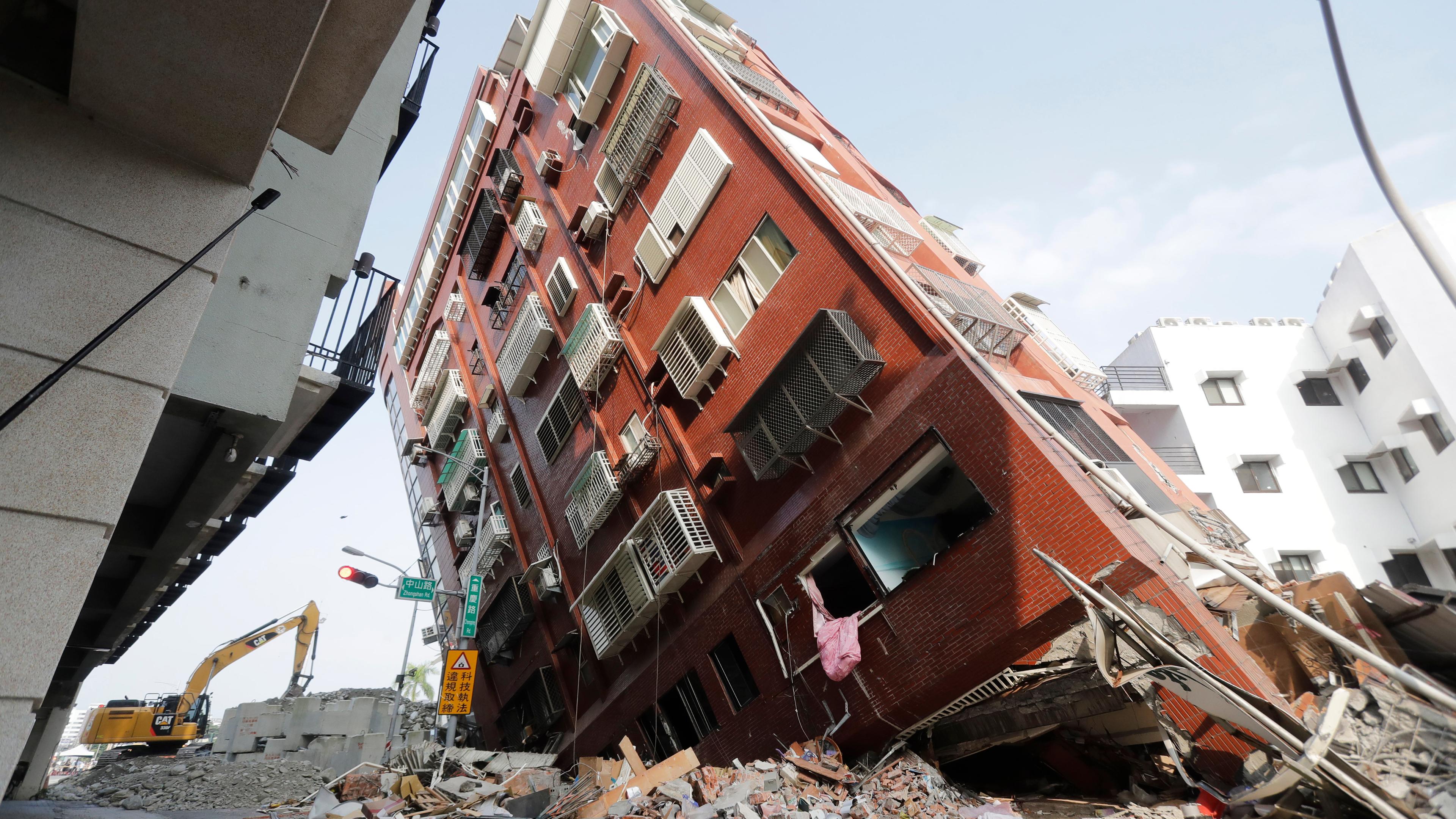 Haus in Taiwan steht nach dem Erdbeben sehr, sehr schief.