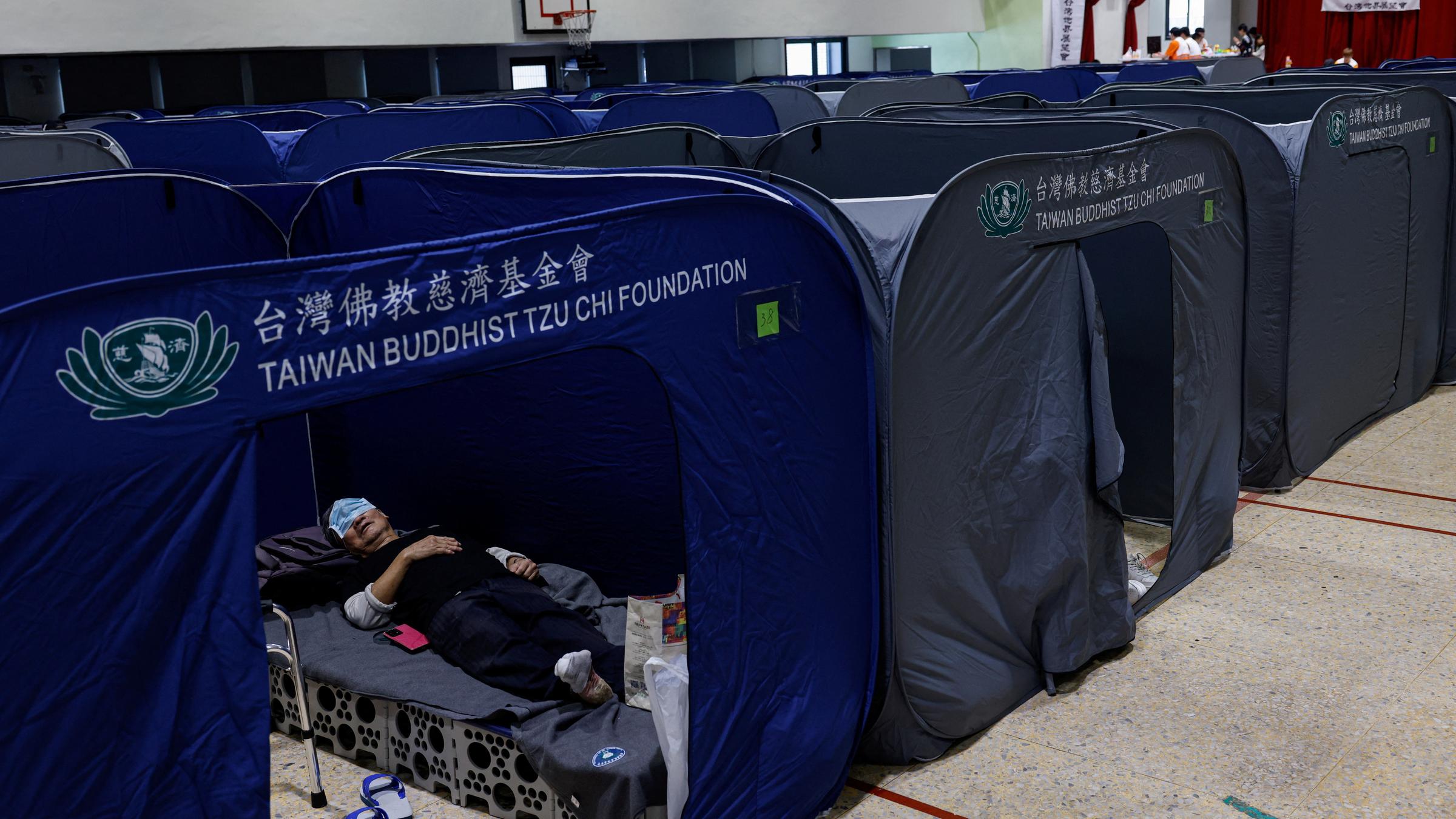 Ein Notunterkunftszelt in Taiwan nach dem schweren Erdbeben.