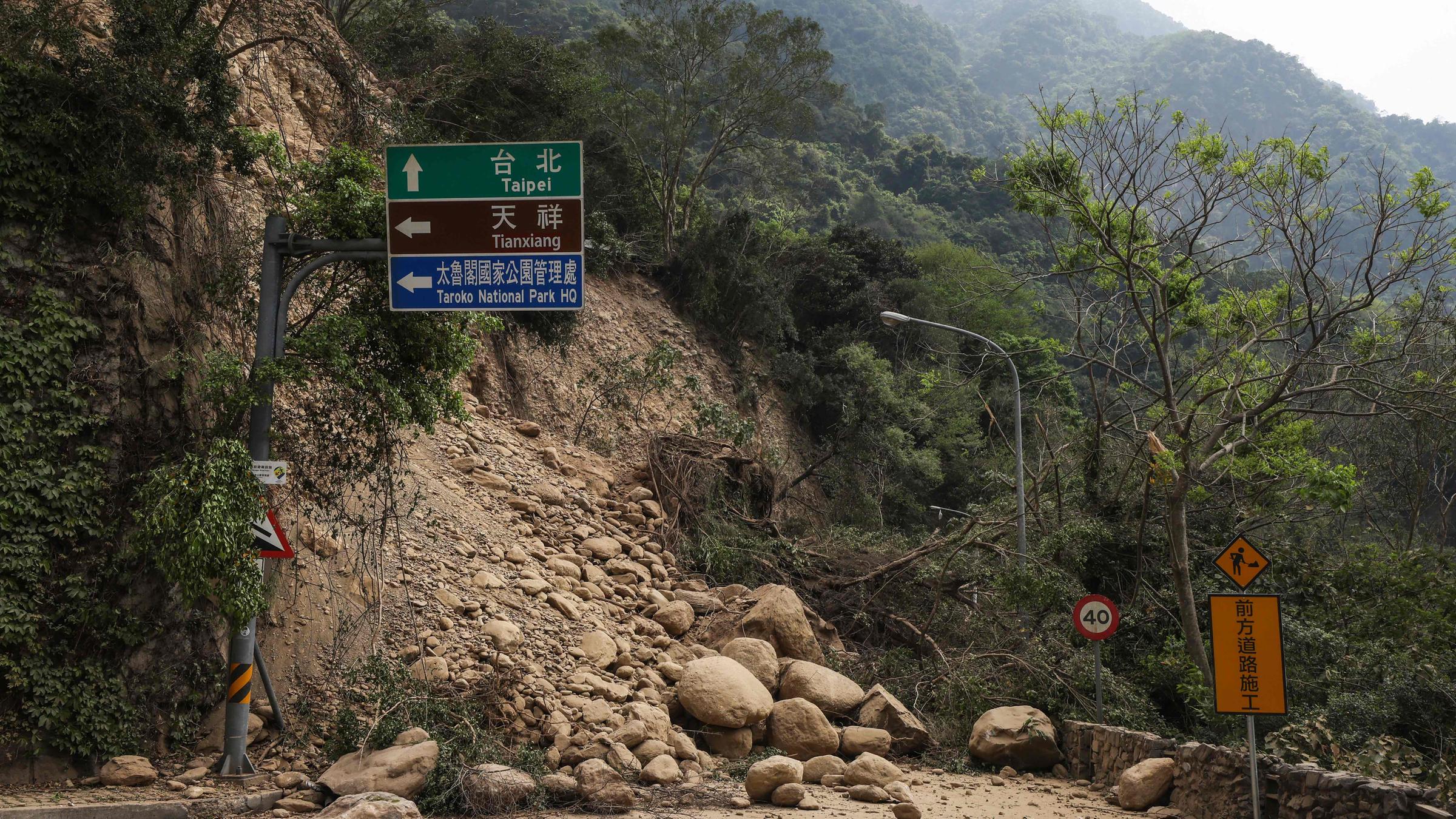 Abgestürzte Straße im Wald in Taiwan nach dem Erdbeben.