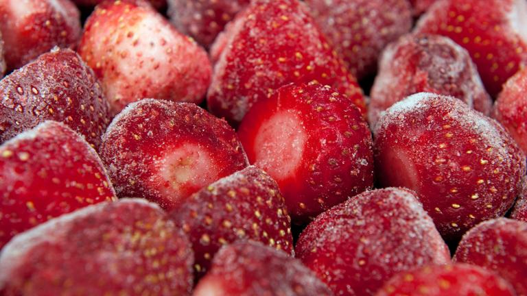 gefrorene Erdbeeren, die als Tiefkühlkost verkauft werden. 