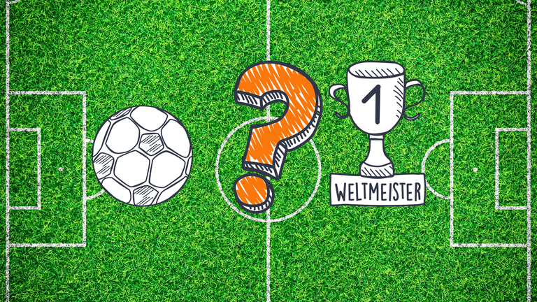 Ein Fußballplatz von oben mit einem Fußball, einem Fragezeichen und einem Pokal 
