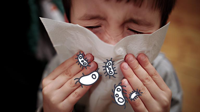 Ein Kind putzt sich die Nase