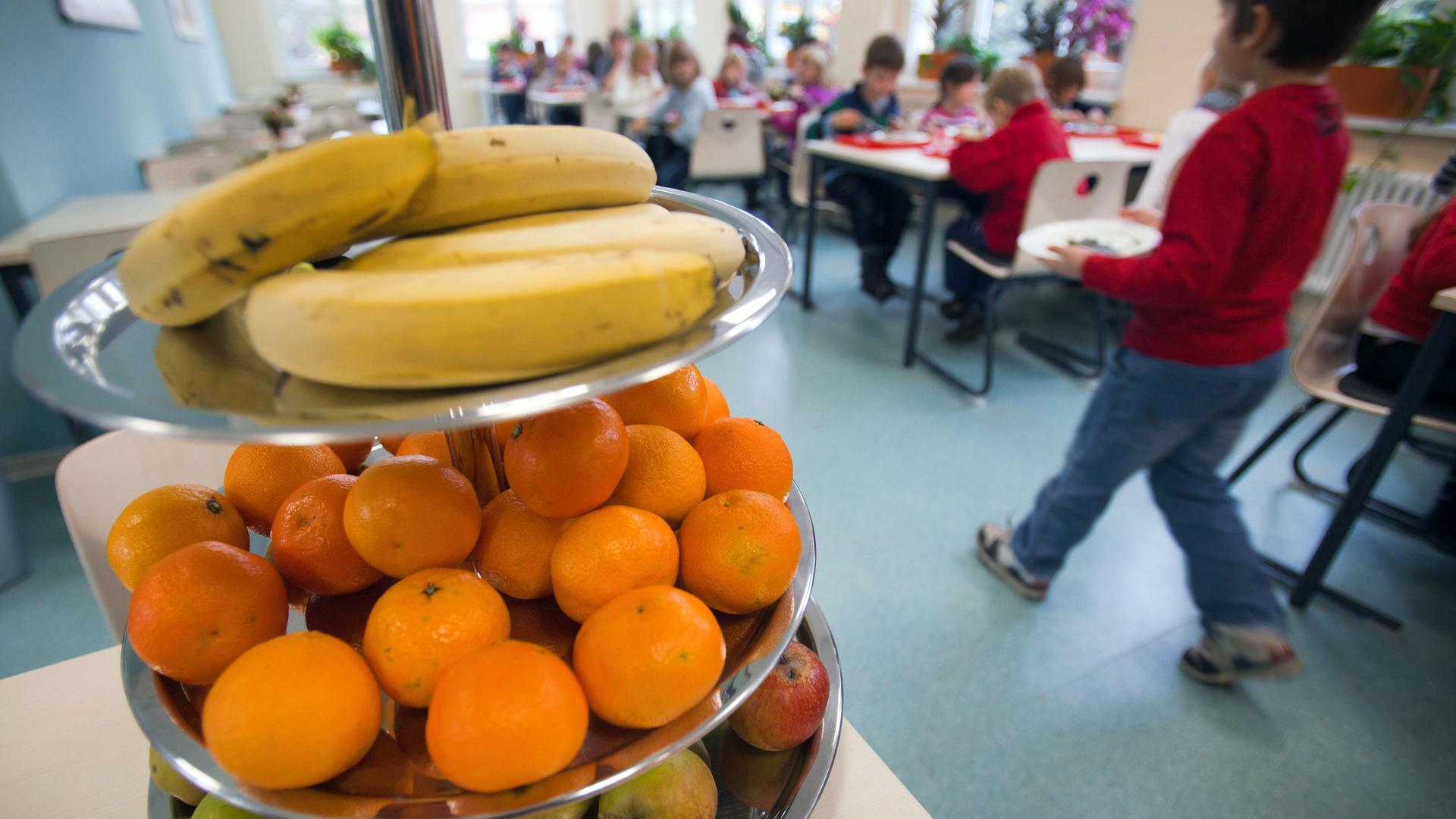 Eine Etagere mit frischem Obst steht während der Mittagspause in der Mensa der Schulküche in Zingst.