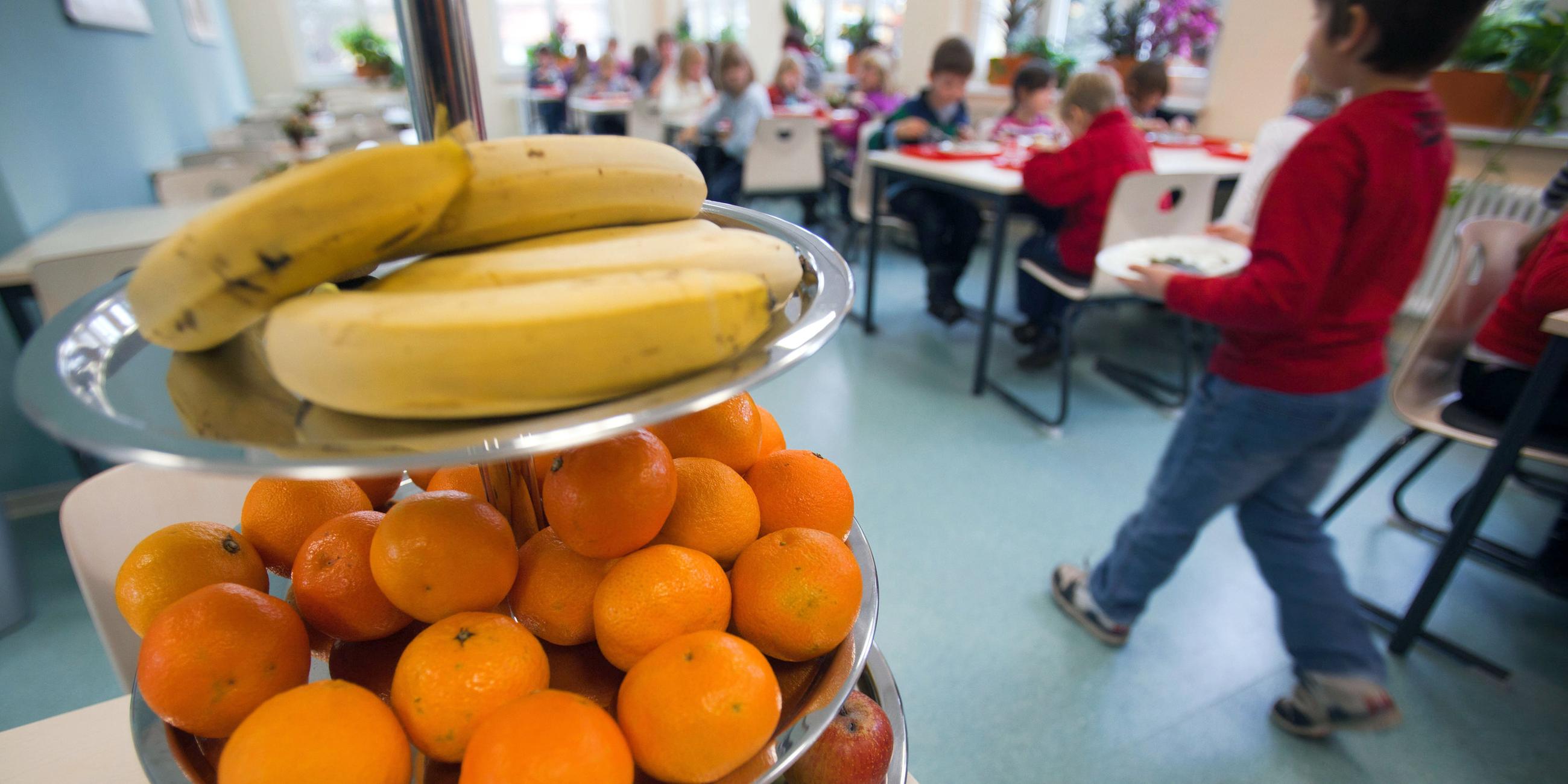Eine Etagere mit frischem Obst steht während der Mittagspause in der Mensa der Schulküche in Zingst.