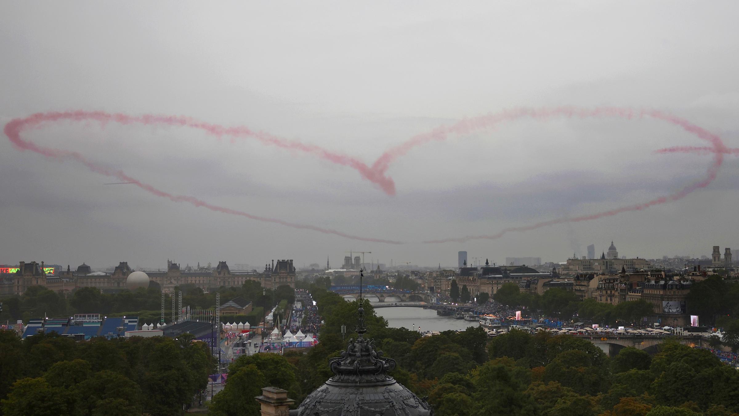 Ein Herz ist am Himmel von Paris zu sehen 