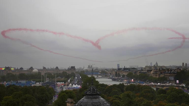 Ein Herz ist am Himmel von Paris zu sehen 