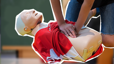 Ein junger Mensch übt eine Herzdruckmassage an einem 