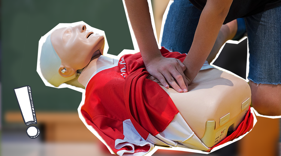 Ein junger Mensch übt eine Herzdruckmassage an einem 