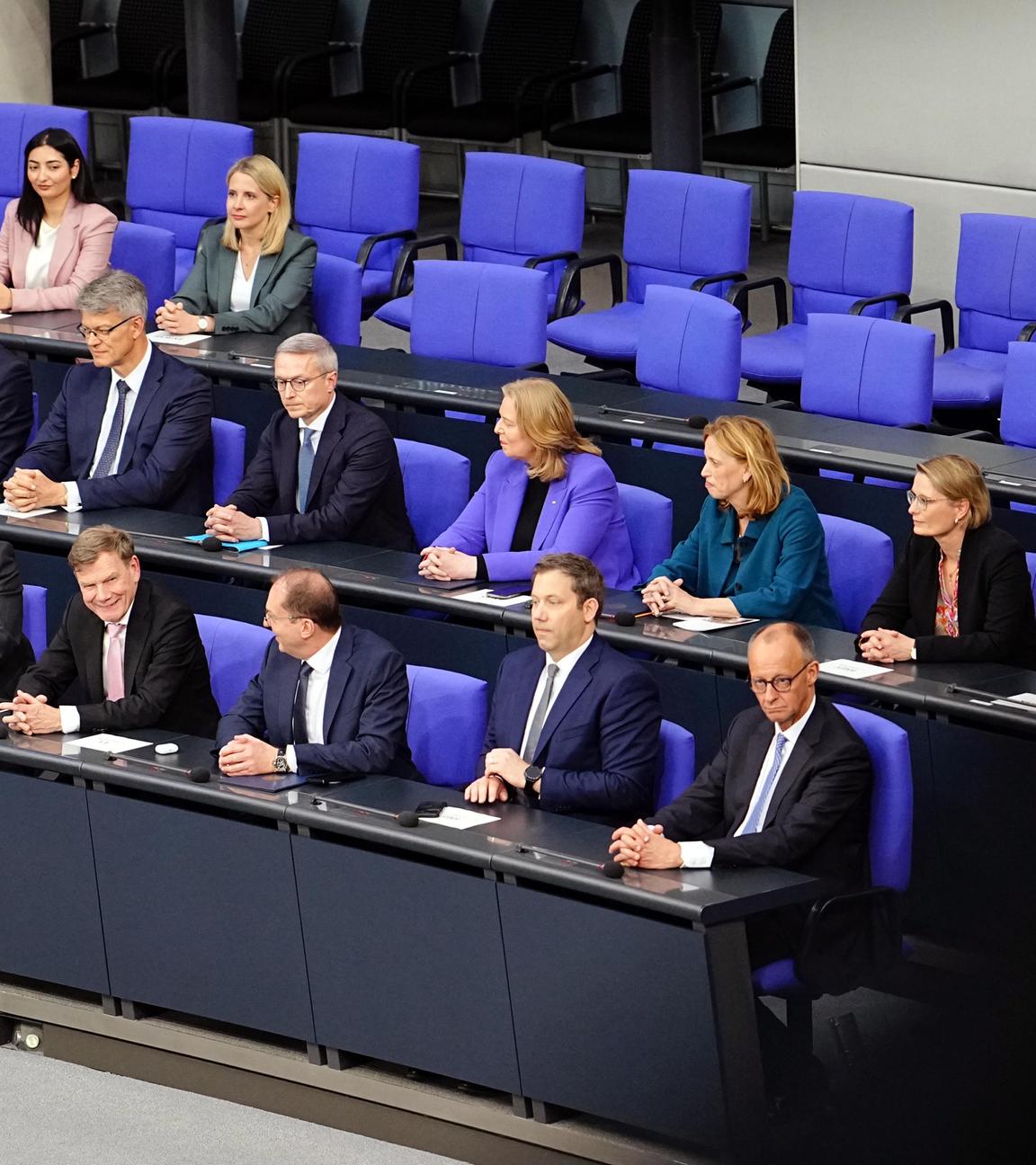 Das neu ernannte Kabinett um Bundeskanzler Friedrich Merz (vorne r, CDU) sitzt im Rahmen der Vereidigung der Bundesminister auf der Regierungsbank.