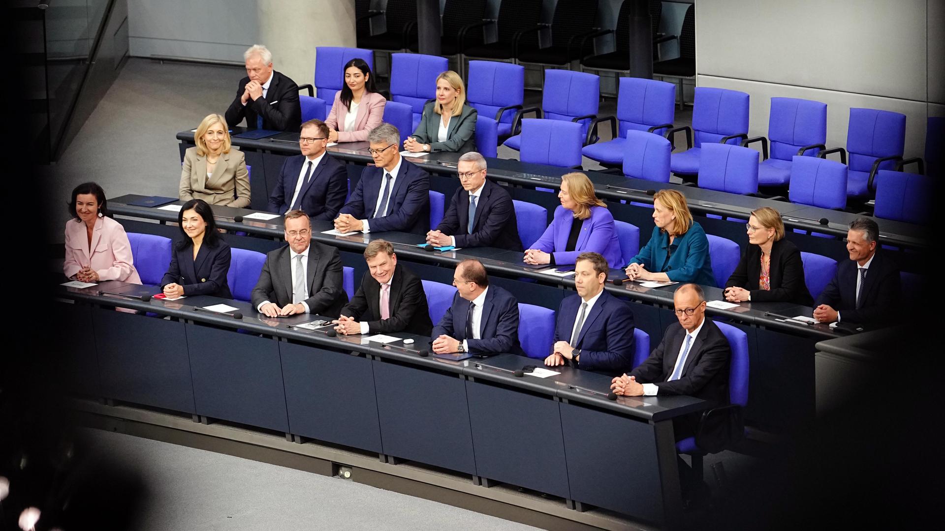 Das Kabinett um Bundeskanzler Friedrich Merz (vorne r, CDU) sitzt im Rahmen der Vereidigung der Bundesminister auf der Regierungsbank.