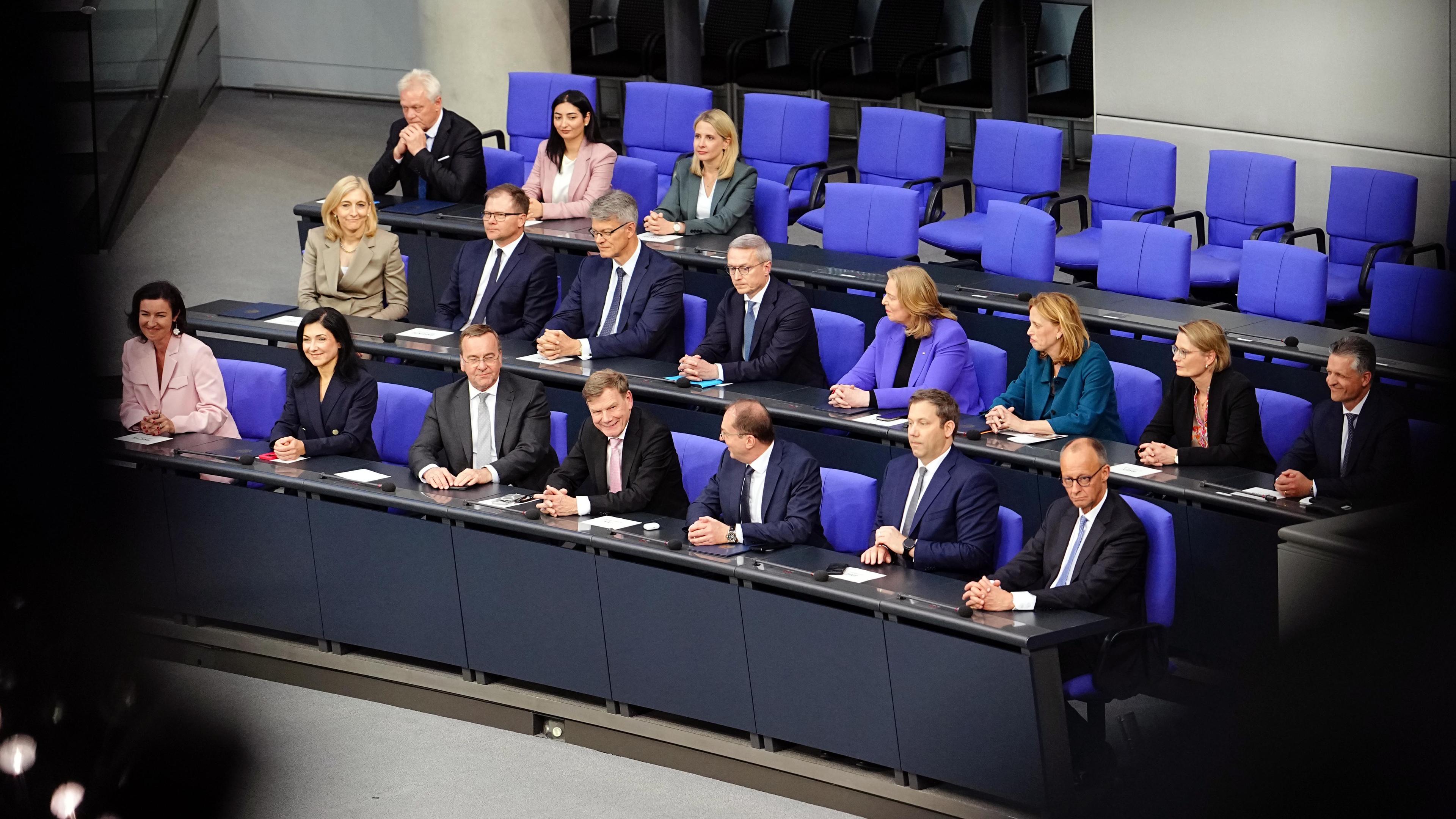 Das Kabinett um Bundeskanzler Friedrich Merz (vorne r, CDU) sitzt im Rahmen der Vereidigung der Bundesminister auf der Regierungsbank.