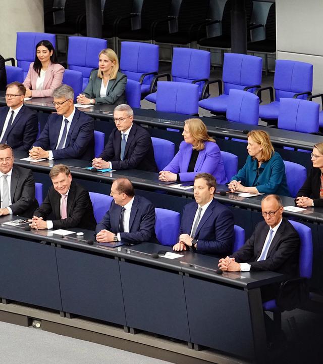 Das neu ernannte Kabinett um Bundeskanzler Friedrich Merz (vorne r, CDU) sitzt im Rahmen der Vereidigung der Bundesminister auf der Regierungsbank.