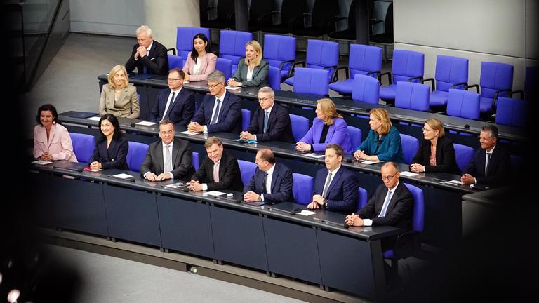 Das neu ernannte Kabinett um Bundeskanzler Friedrich Merz (vorne r, CDU) sitzt im Rahmen der Vereidigung der Bundesminister auf der Regierungsbank.