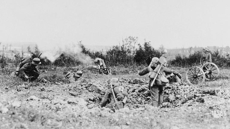 "Der Erste Weltkrieg: Kaiser Franz Joseph von Österreich (1)": Erster Weltkrieg: Deutsche Truppen werfen Minen.