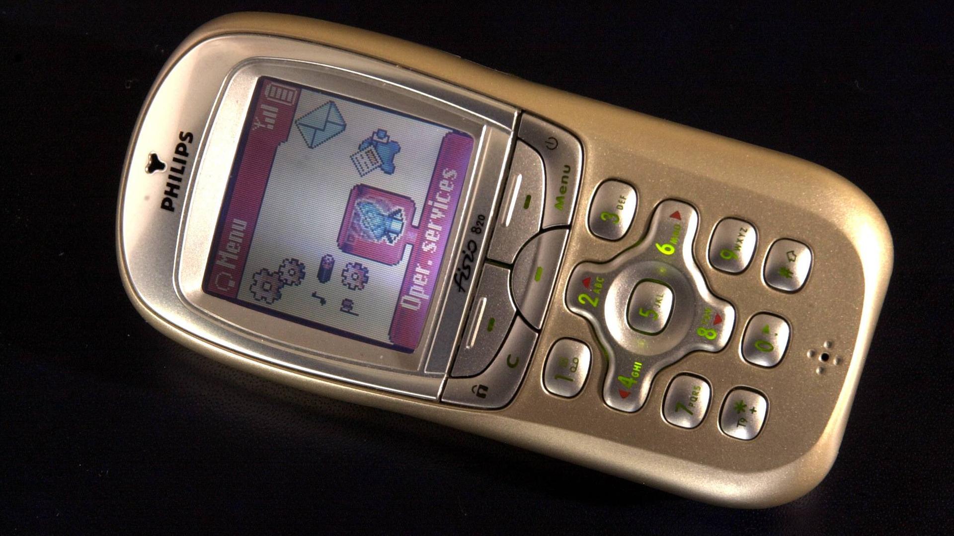 Als 1997 das erste Handy mit Farbbildschirm vorgestellt wurde war das eine totale Neuheit. Das Display konnte Bilder mit rot, blau und grün anzeigen - bald kamen mehr Farben hinzu wie auf diesem Farbhandy   
