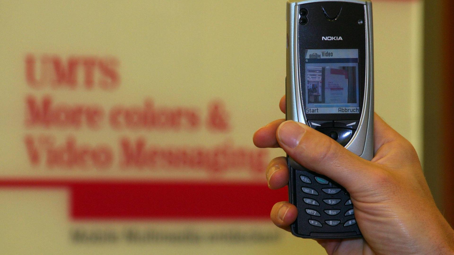 Richtig gute Fotos haben 2002 die ersten Handys mit Kamera wohl nicht gemacht. Die Fotos hatten nämlich nur 0,1 Megapixel. Zum Vergleich: Heute sind mehr als 100 Megapixel drin. 