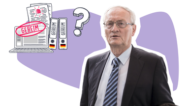 Ex-BND-Chef Hanning neben Grafiken von geheimen Unterlagen