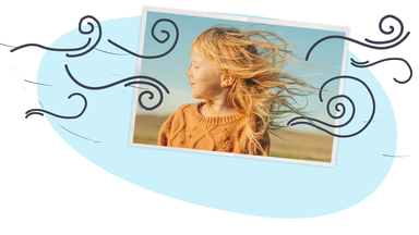 Foto von einem Mädchen mit gezeichneten Windstößen