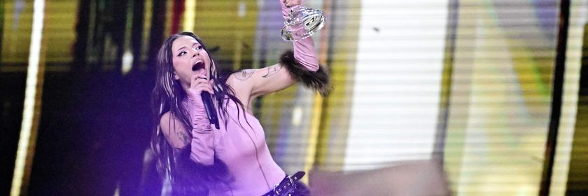 Die Bulgarische Sängerin Dara hält den gläsernen ESC-Pokal in der Hand.