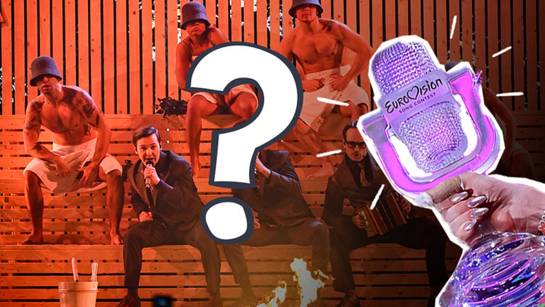 Die finnische Gruppe KAJ auf der Bühne, die wie eine Sauna aussieht, in Handtüchern gekleidet. Dazu ein Fragezeichen und die ESC-Trophäe. 