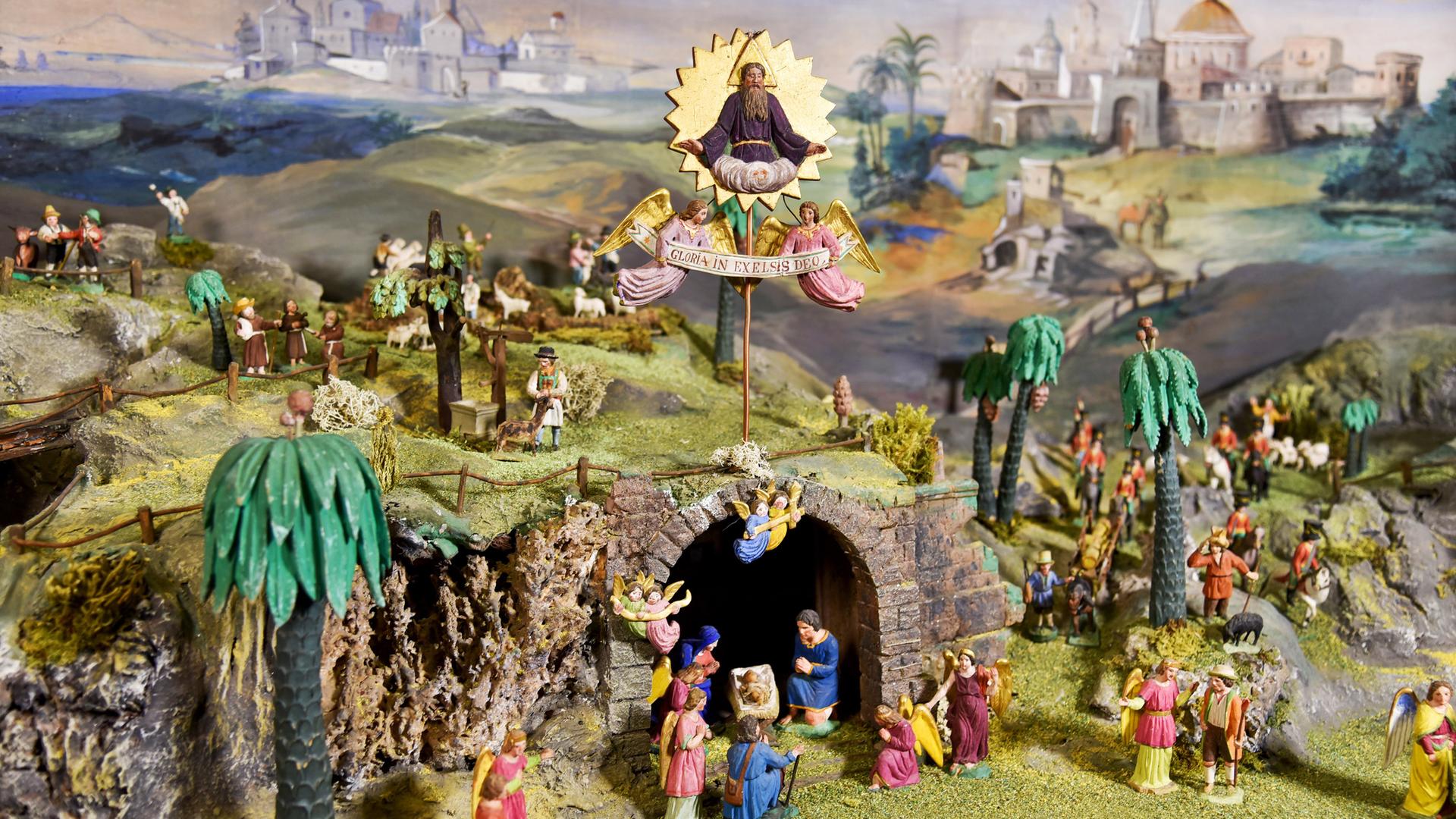 Tiroler Krippe mit Jesuskind mit aus Wachs gefertigtem Jesuskind.