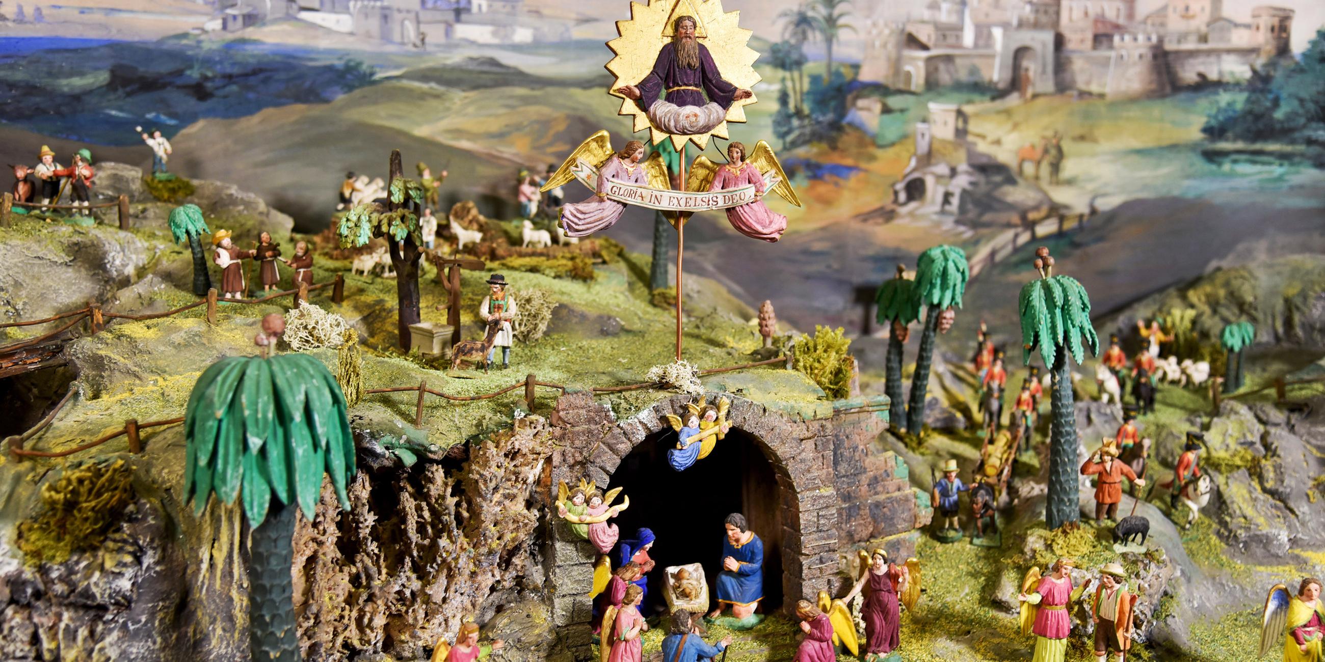 Tiroler Krippe mit Jesuskind mit aus Wachs gefertigtem Jesuskind.