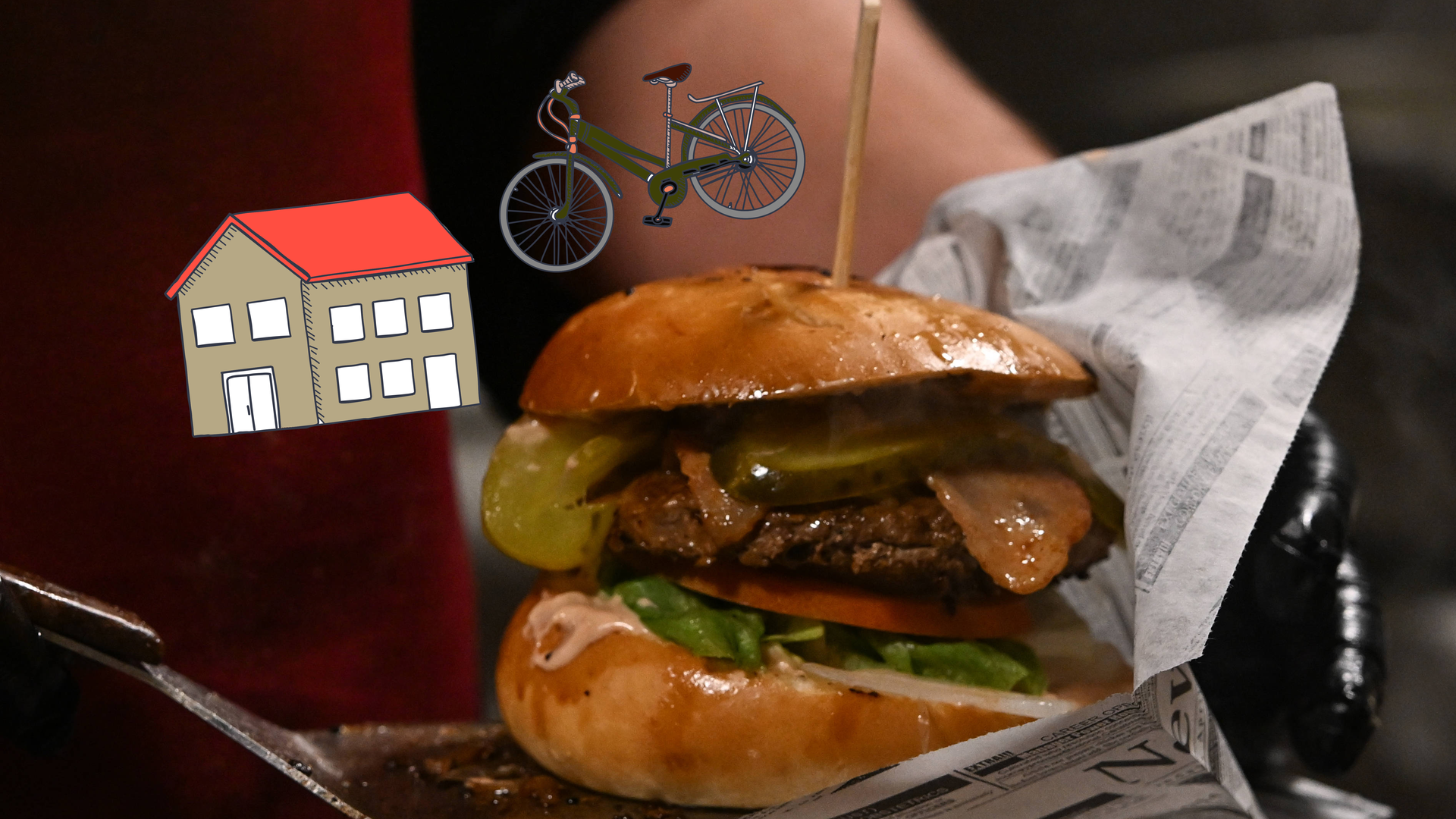 Ein Burger wird gerade eingepackt.