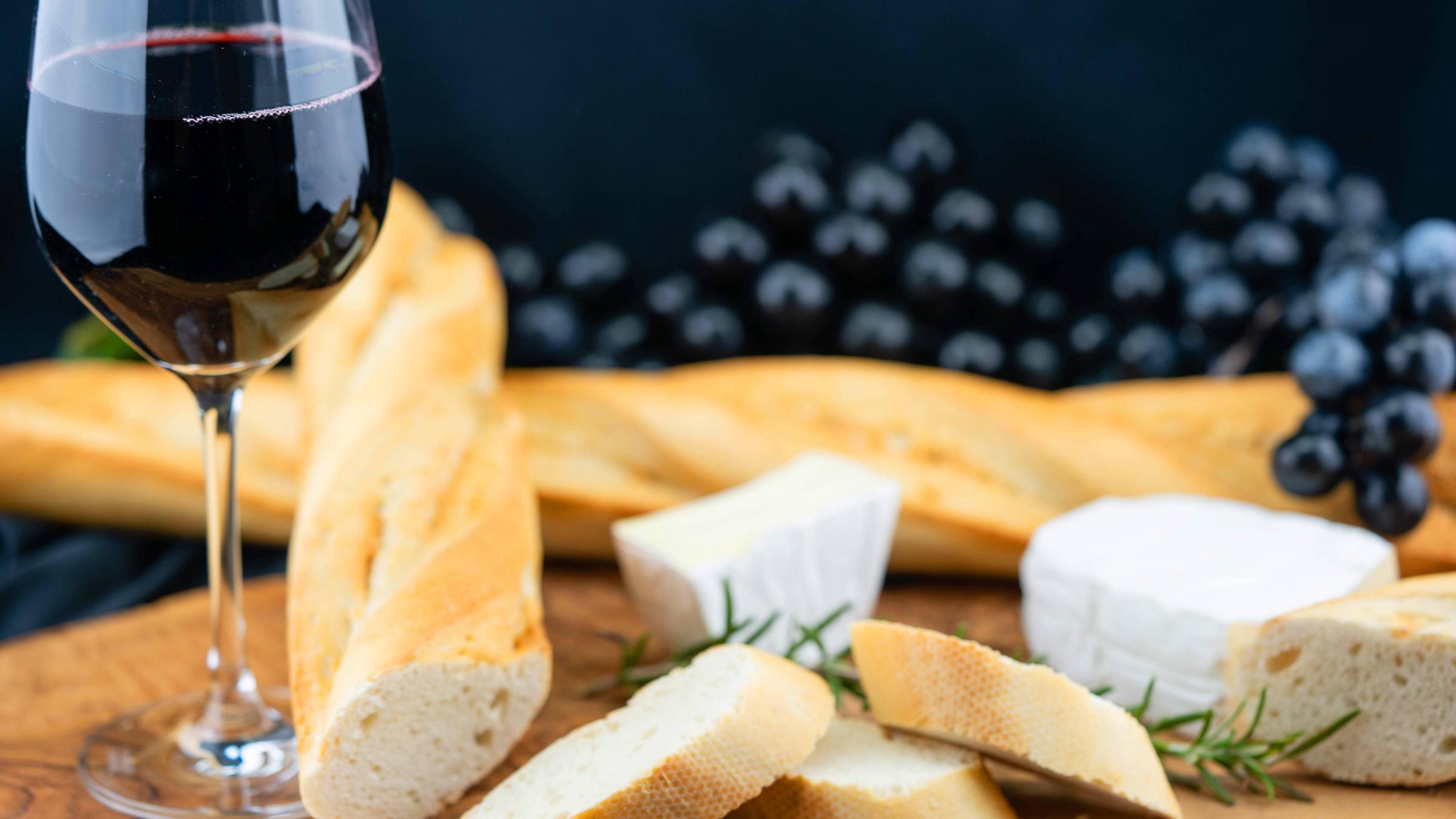 Wein, Baguette und Käse