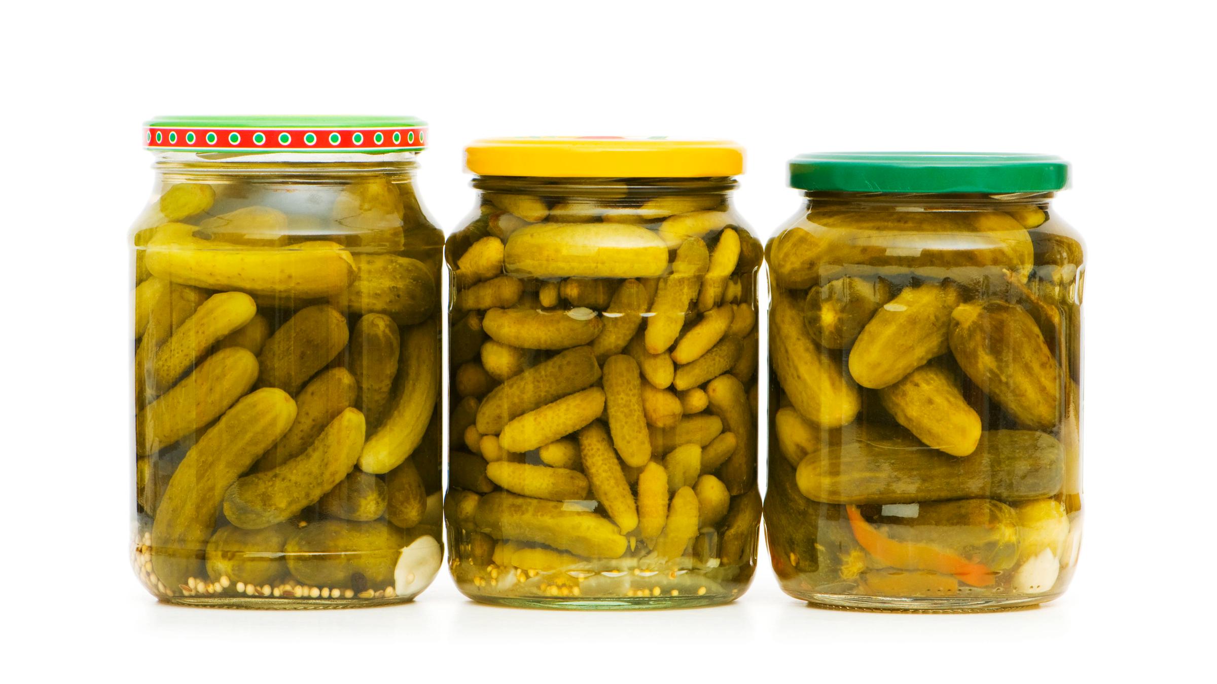 Drei Gläser voller Essiggurken