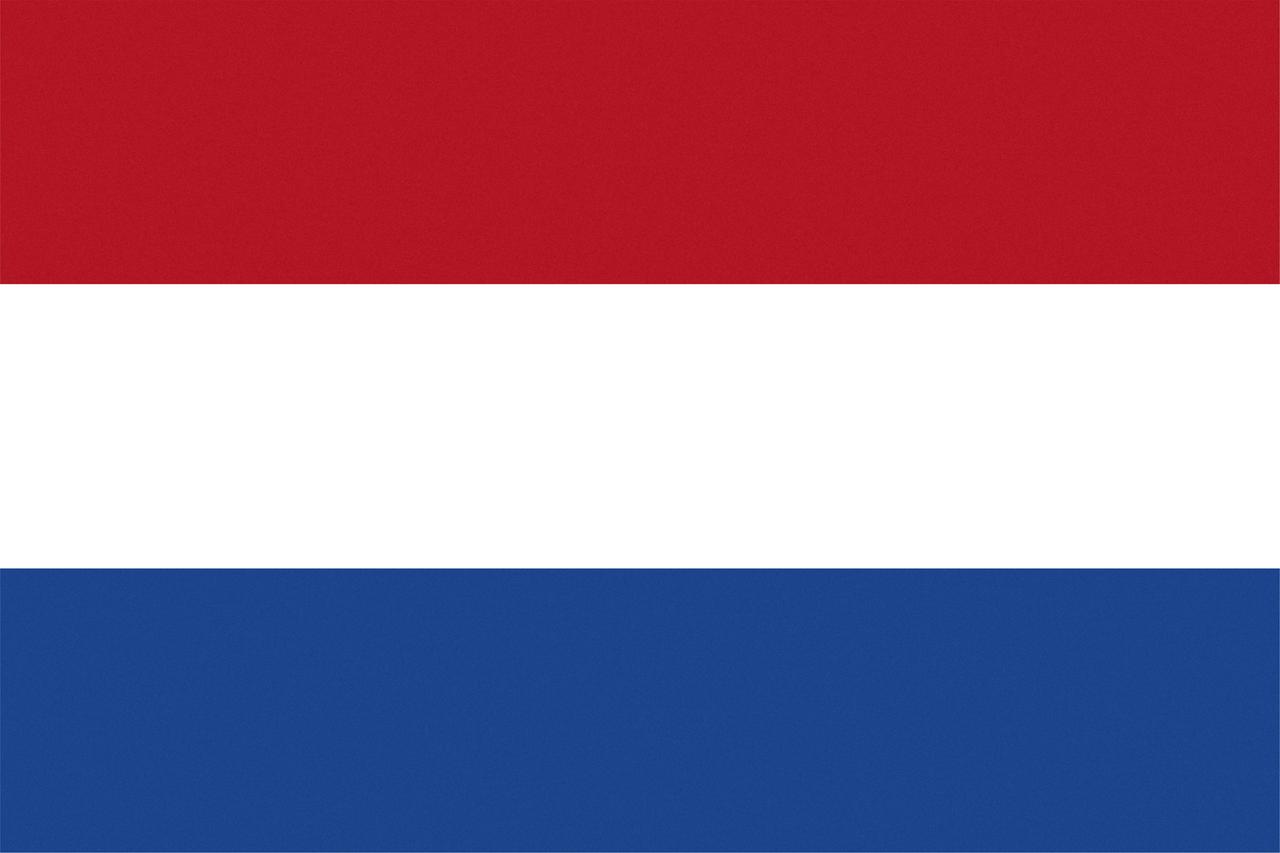 Flagge der Noederlande mit drei streifen von oben nach unten: rot weiß blau