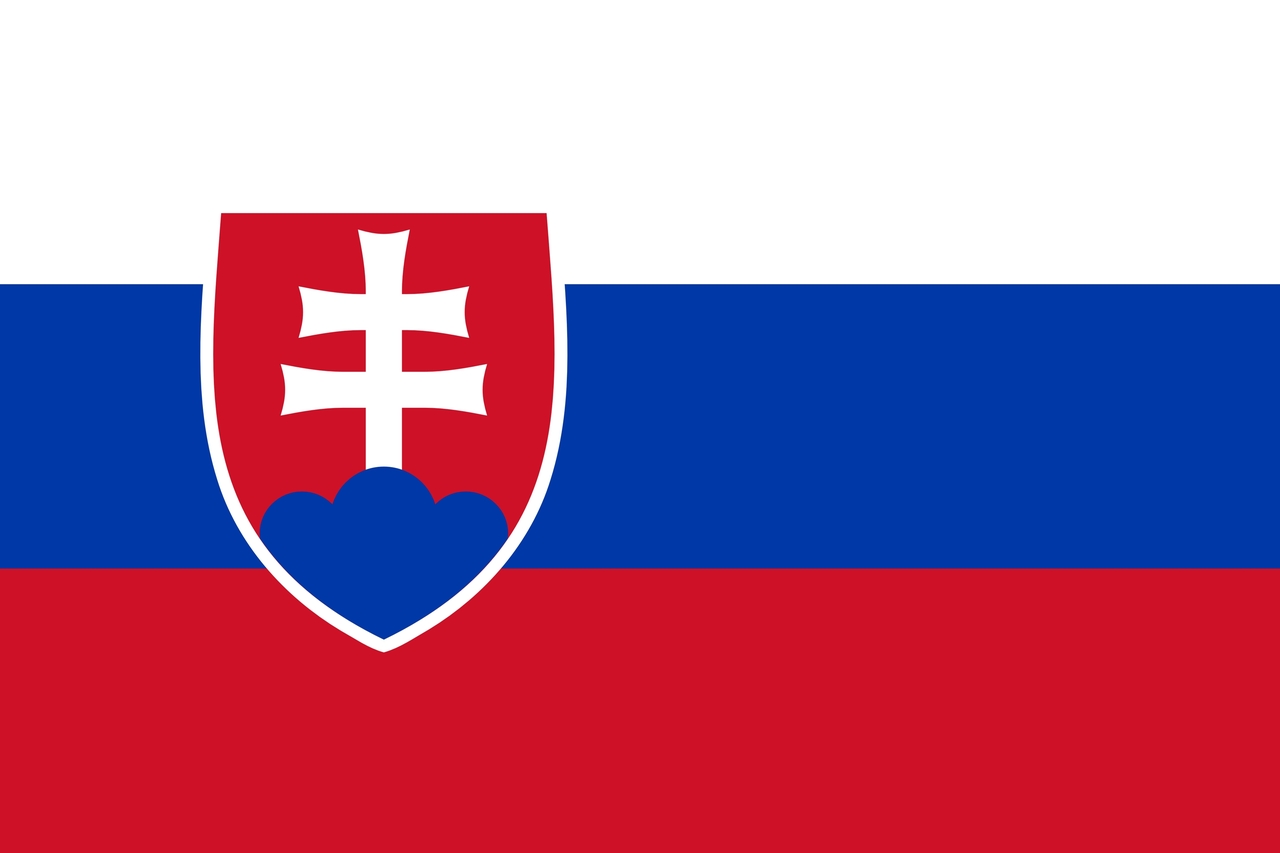 Flagge der Slowakei mit drei Balken von oben nach unten weiß, blau, rot mit einem Wappen auf der linken Seite