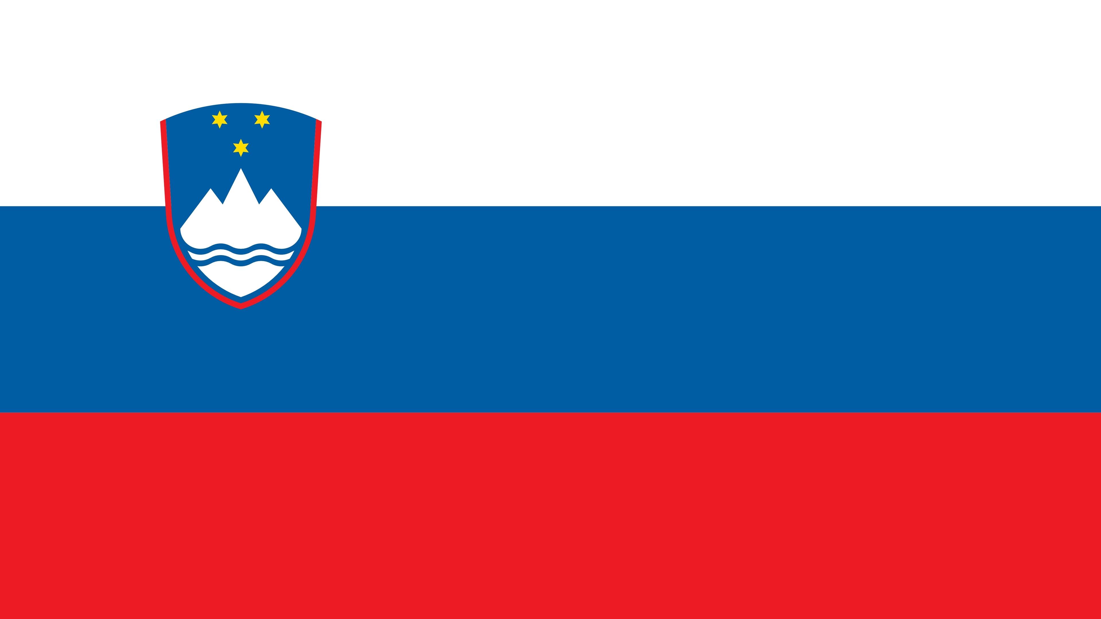 Flagge von Slowenien mit drei Balken von oben nach unten weiß, blau, rot mit dem Wappen oben links