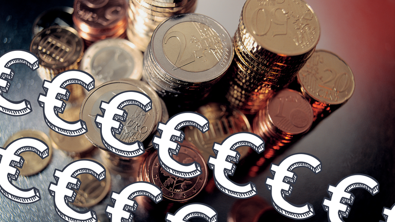 Mehrere Stapel mit Euromünzen