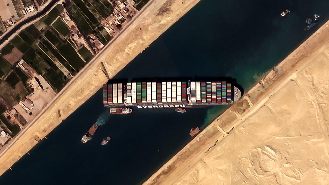 Ägypten, Suez: Dieses Satellitenbild von European Space Imaging zeigt das Frachtschiff MV Ever Given, das im Suezkanal auf Grund gelaufen ist und seither die wichtige Schifffahrtsstraße zwischen Asien und Europa blockiert.