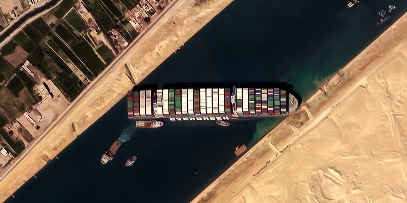 Ägypten, Suez: Dieses Satellitenbild von European Space Imaging zeigt das Frachtschiff MV Ever Given, das im Suezkanal auf Grund gelaufen ist und seither die wichtige Schifffahrtsstraße zwischen Asien und Europa blockiert.