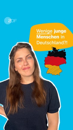 Hos Caro guckt in die Kamera, blauer Hintergrund. 