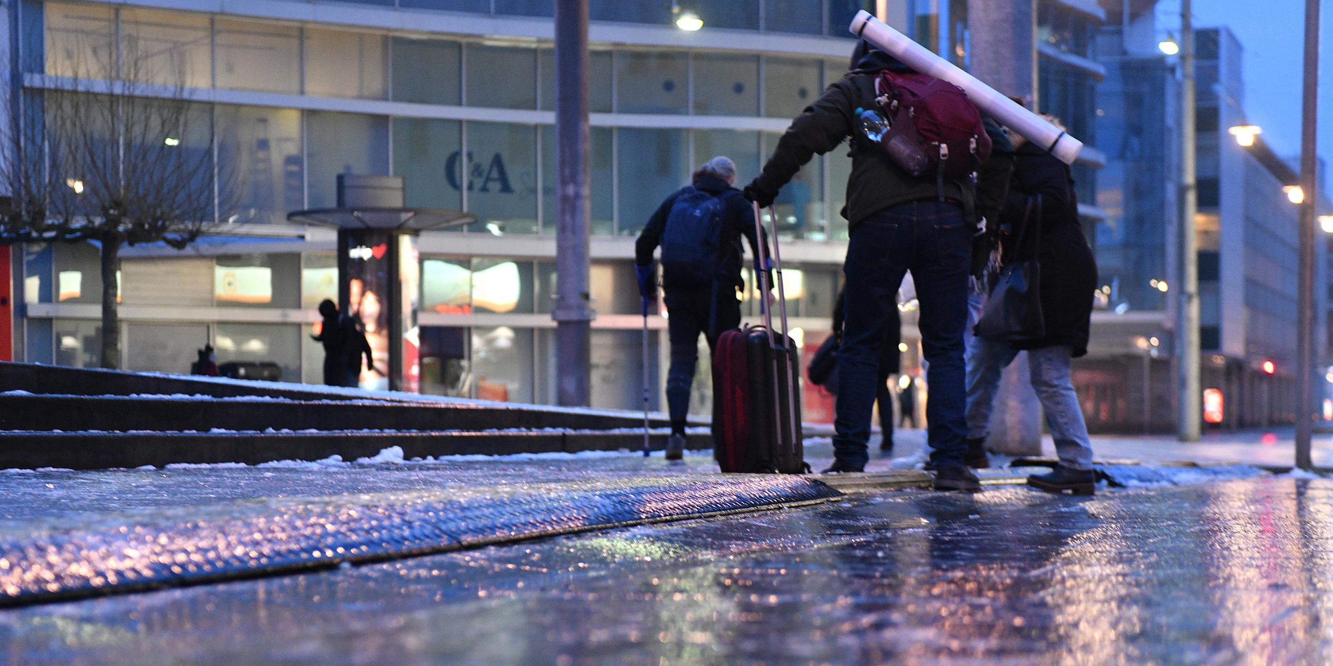 Glatteis sorgt in Saarbrücken (hier an der Europagalerie) für erhebliche Behinderungen, aufgenommen am 17.01.2024