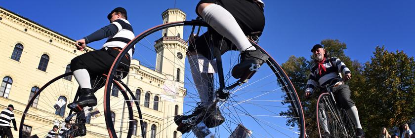 Ein Mann fährt ein Fahrrad mit unterschiedlich großen Rädern