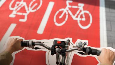 Fahrrad fahren auf Fahrradweg.