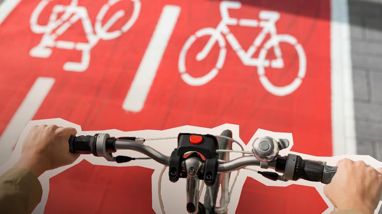 Fahrrad fahren auf Fahrradweg.