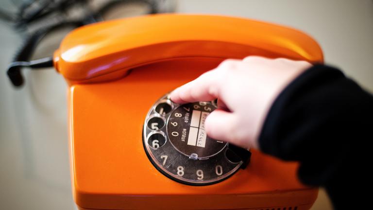 orangefarbenes telefon mit waehlscheibe