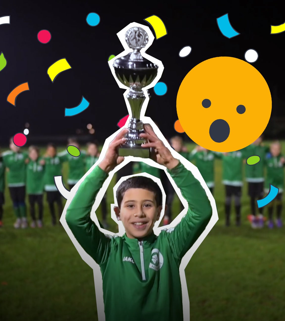 Wasem hält Fußballpokal hoch