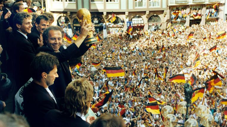 Die deutsche Nationalmannschaft auf dem Römerbalkon in Frankfurt lässt sich von einem Meer aus Fans für dem Wm-Sieg feiern.