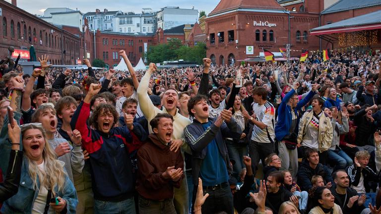 Fans jubeln in Berlin über ein Tor im Spiel Deutschland - Curacao. 