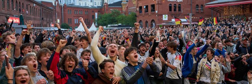 Fans jubeln in Berlin über ein Tor im Spiel Deutschland - Curacao. 
